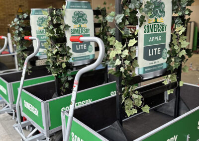 Tre reklameskiltvogne med Somersby Apple Lite branding og grønne detaljer.