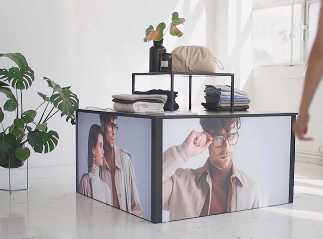 Rummelig og lys butiksindretning der skal rum og retning for kunder og medarbejdere