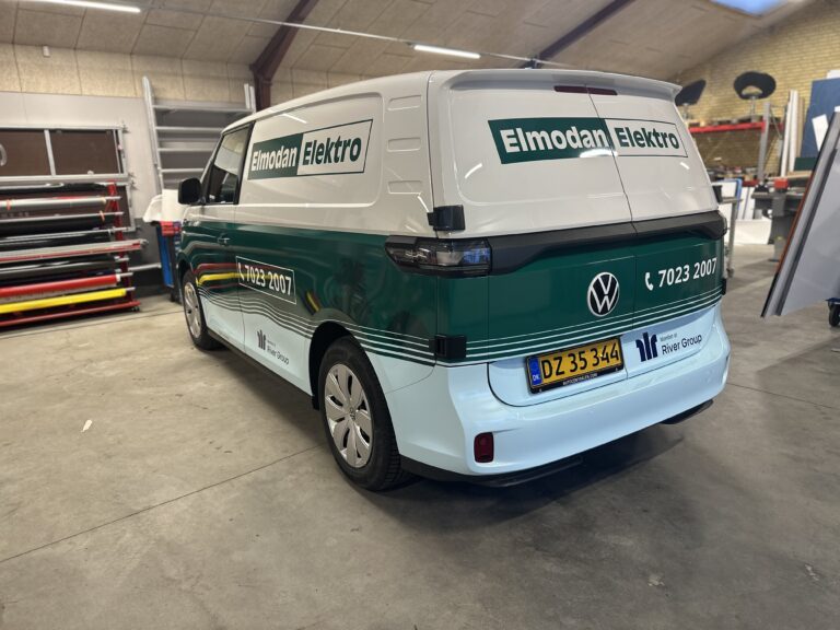 Volkswagen varevogn med Elmodan Elektro branding i grøn og hvid farve.
