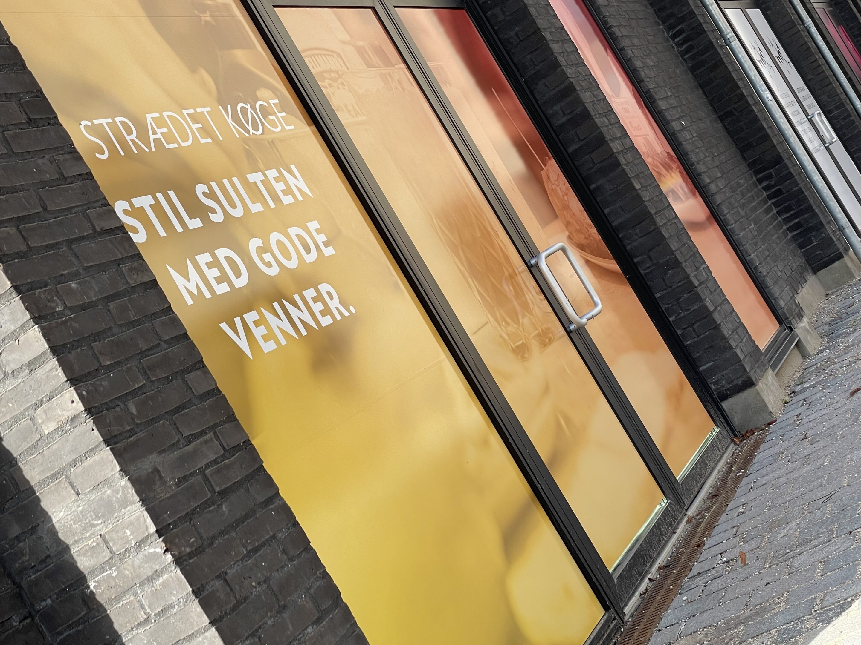 IMG 6065 scaled Brandnow skaber blikfang med professionelle skilte, bilreklamer og grafiske løsninger. Vi hjælper din virksomhed med at blive set – i hele Danmark.