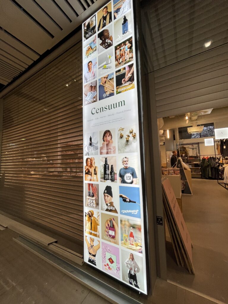 Censuum LED smartframe med billeder af forskellige produkter og mennesker i en moderne indretning.