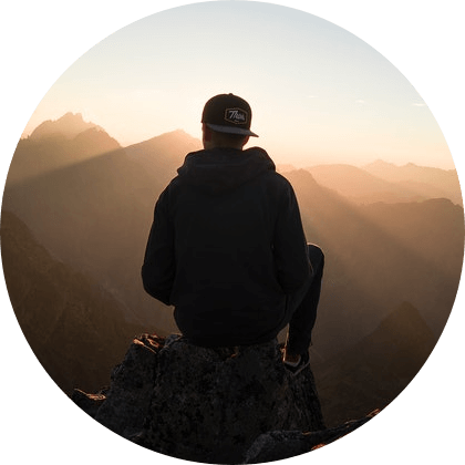 man on the mountain edge avatar Brandnow skaber blikfang med professionelle skilte, bilreklamer og grafiske løsninger. Vi hjælper din virksomhed med at blive set – i hele Danmark.