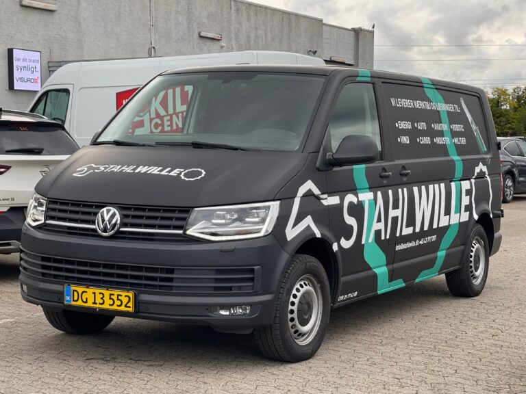 Volkswagen varevogn med Stahlwille branding og kontaktinformationer på siden.